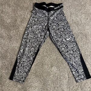 Nike Black and White Patterned cropped Leggings